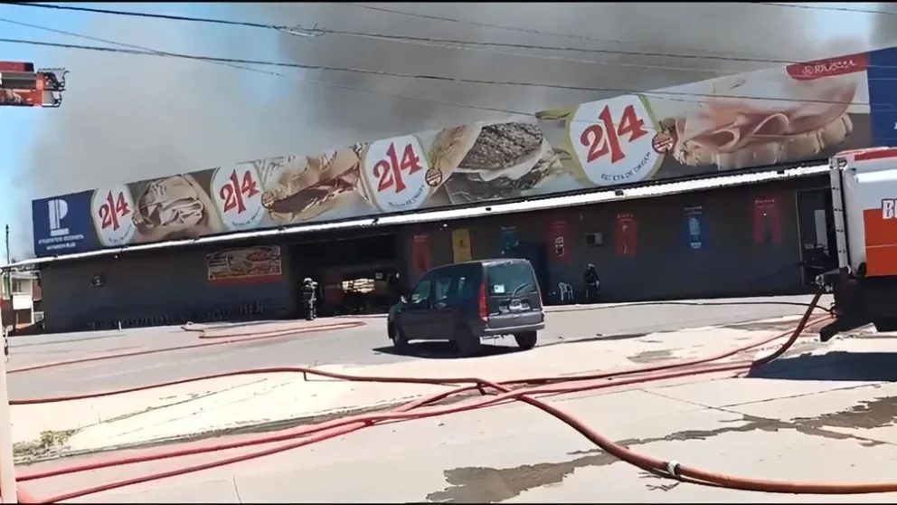 Las llamas devoraron el local del mayorista Los Primos. Redes.
